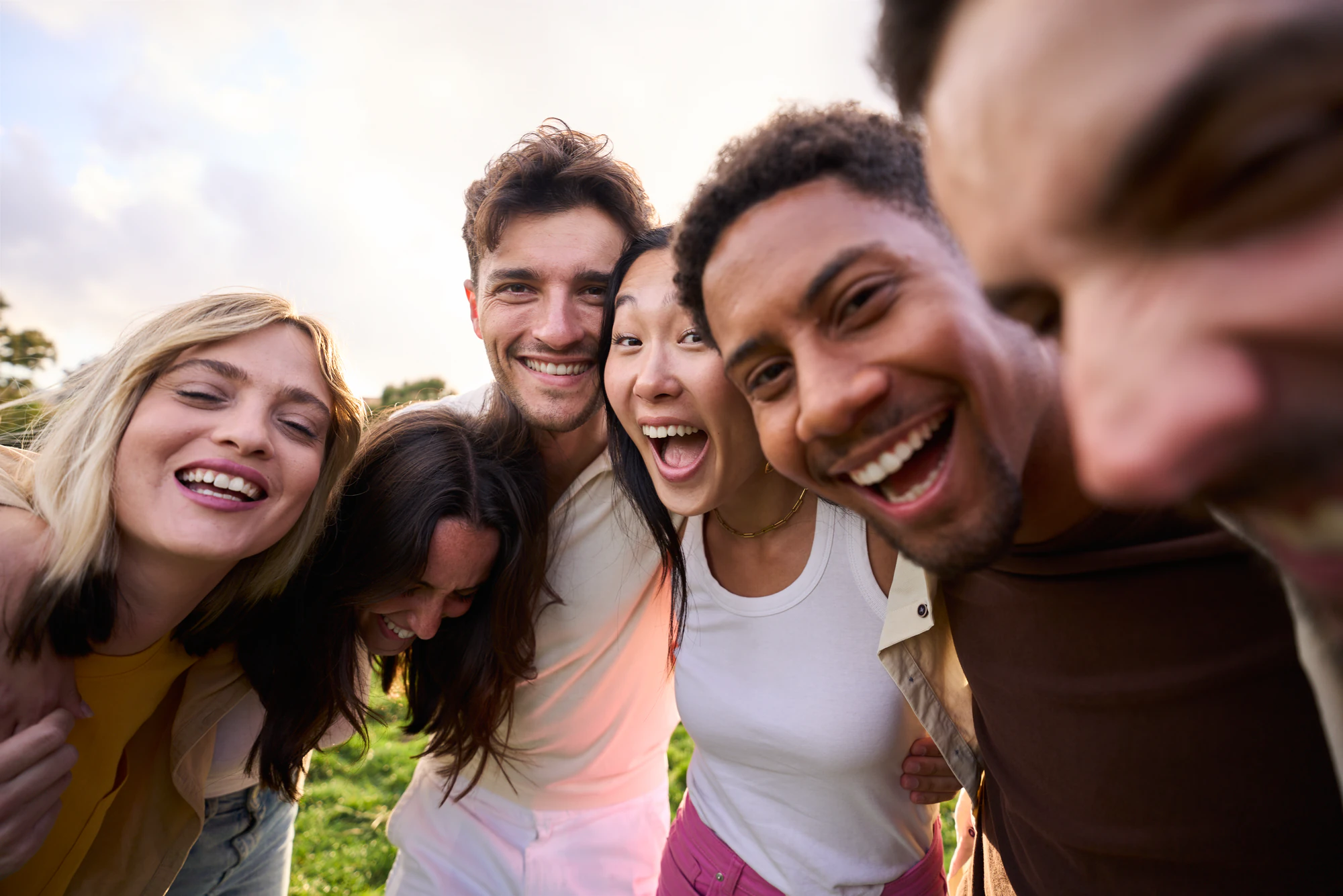 Grupo de estudantes sorrindo