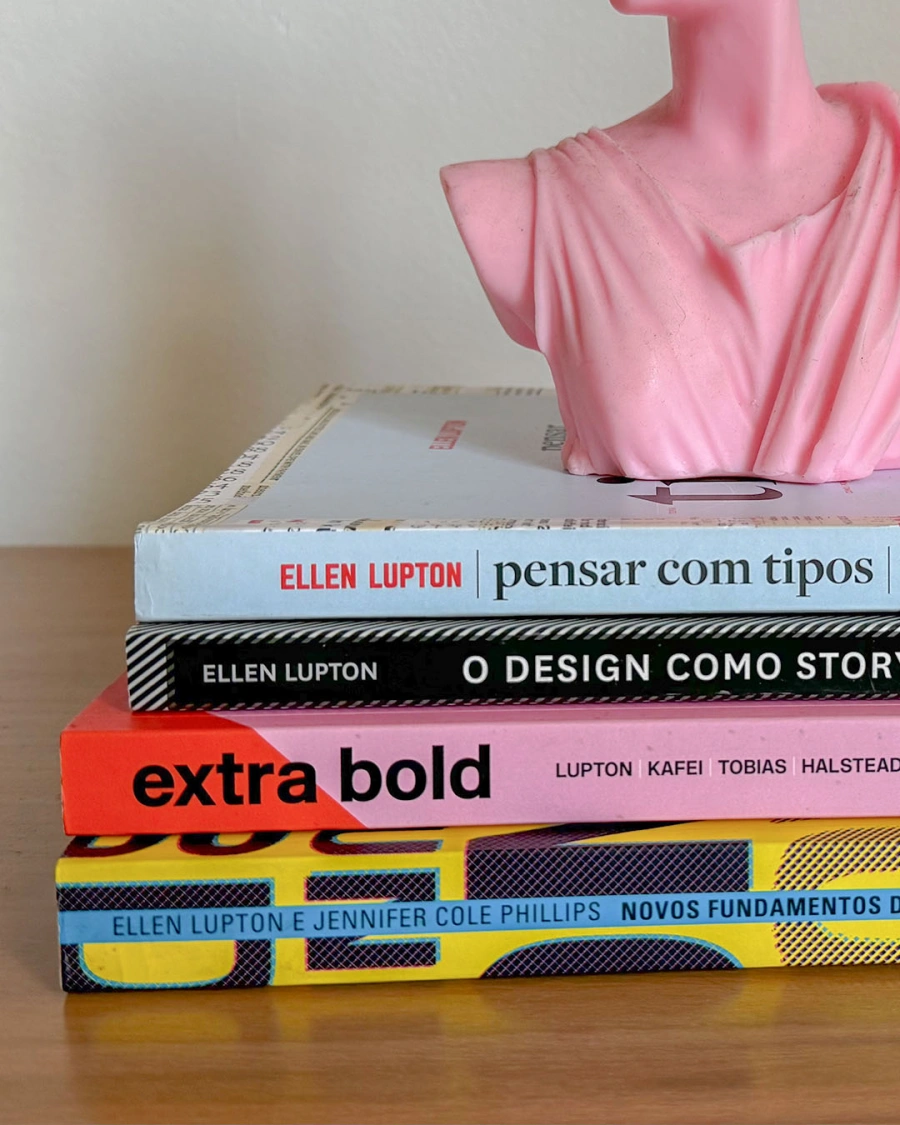 Pilha de livros de design sobre a mesa