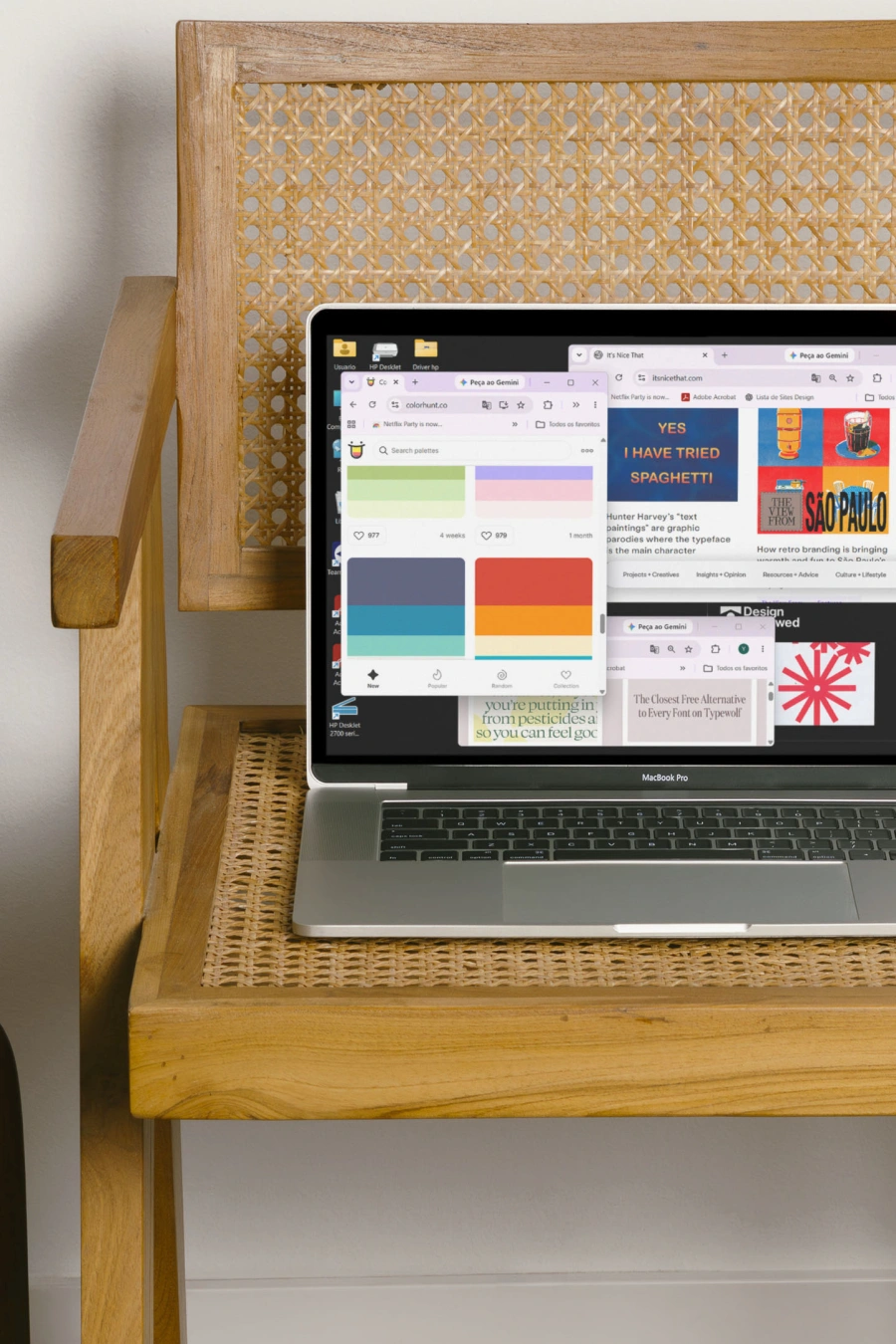 Notebook com várias páginas de referências de design abertas na tela