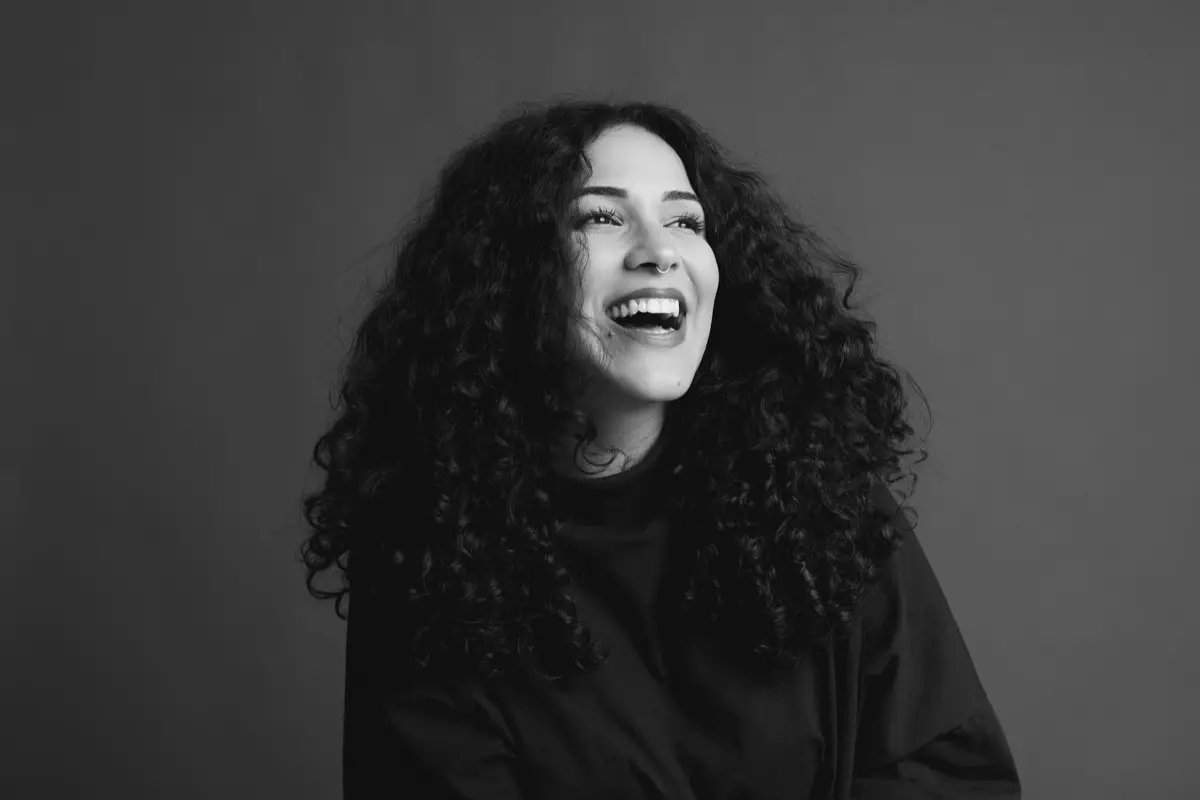 Itamara Ferreira, fundadora do Leiautar, sorrindo em retrato preto e branco